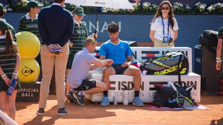 Carlos Alcaraz no jugará Roma ni Roland Garros 2026: lesión de muñeca y decisión clave para su futuro