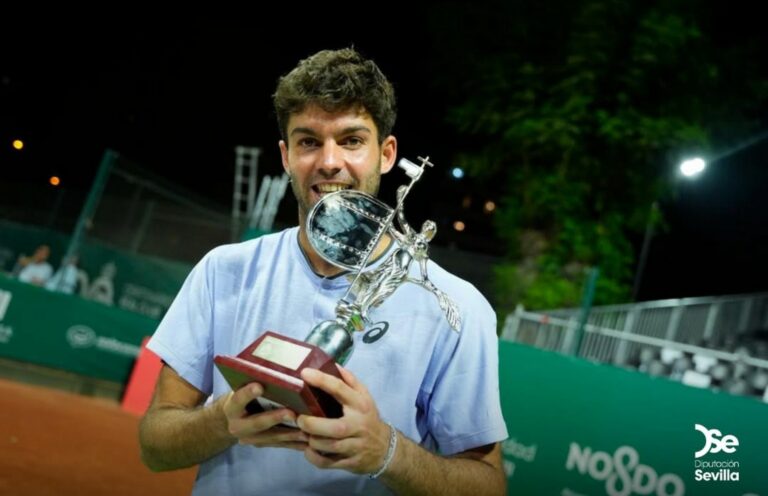 Campeón del ATP Challenger 125 de Sevilla 2026: Facundo Díaz Acosta tras arrollar a Dusan Lajovic